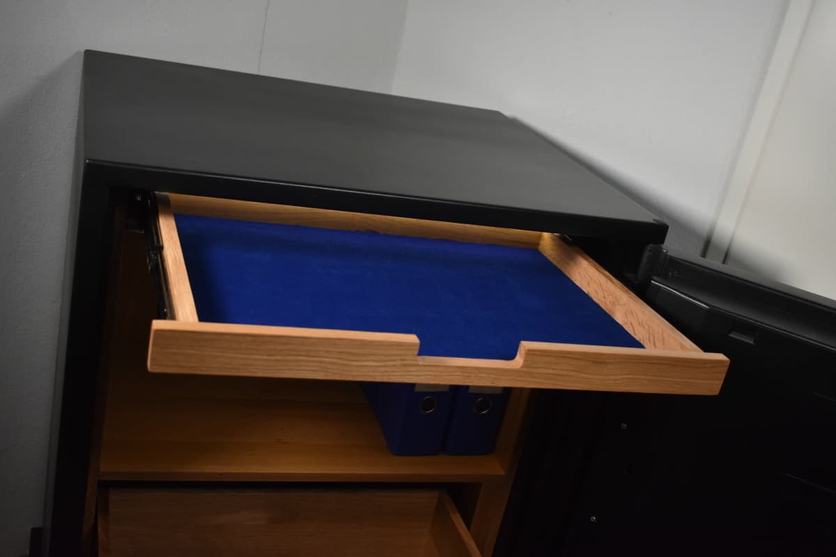 Ausziehbare Lade mit blauem Stoffbezug im Tresor