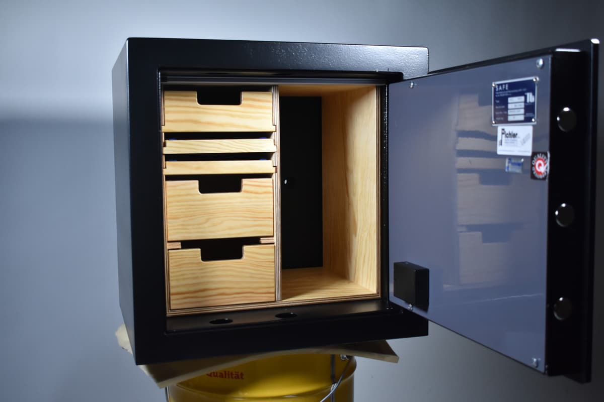 Tresor mit geschlossenen Holzladen — Frontansicht