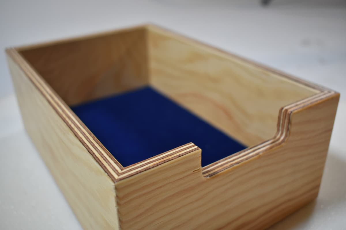 Holzlade mit blauem Stoffbezug