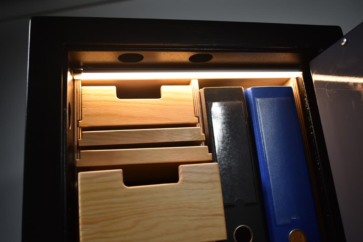 Tresor-Innenansicht mit Laden und LED-Beleuchtung