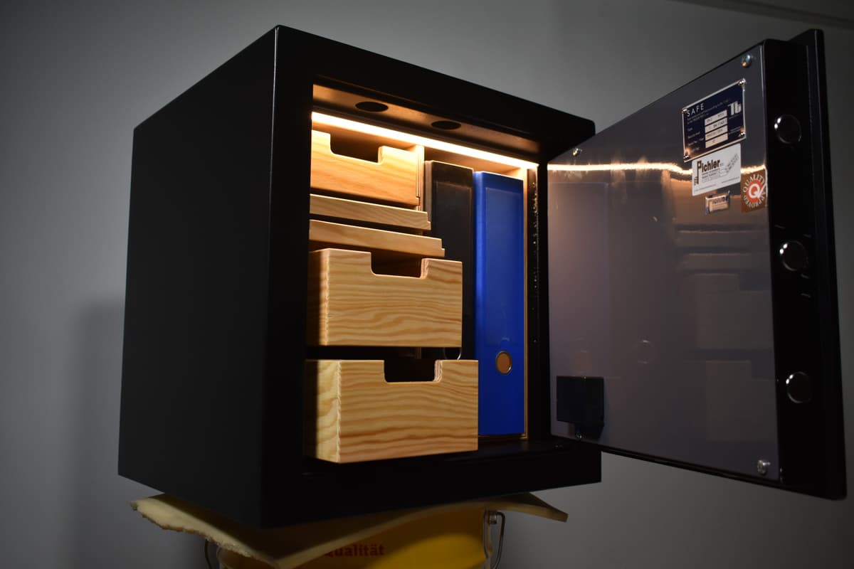 Kleiner Tresor mit kompletter Innenausstattung