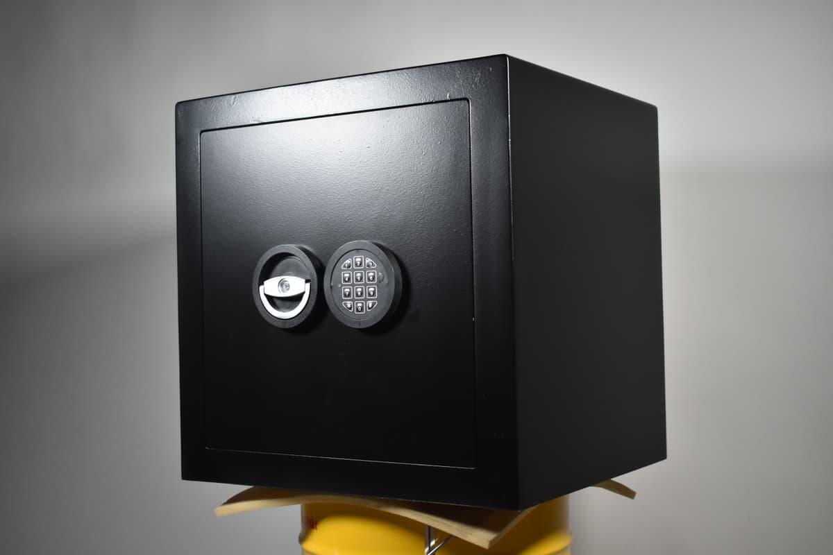 Fertig beschichteter Tresor von außen