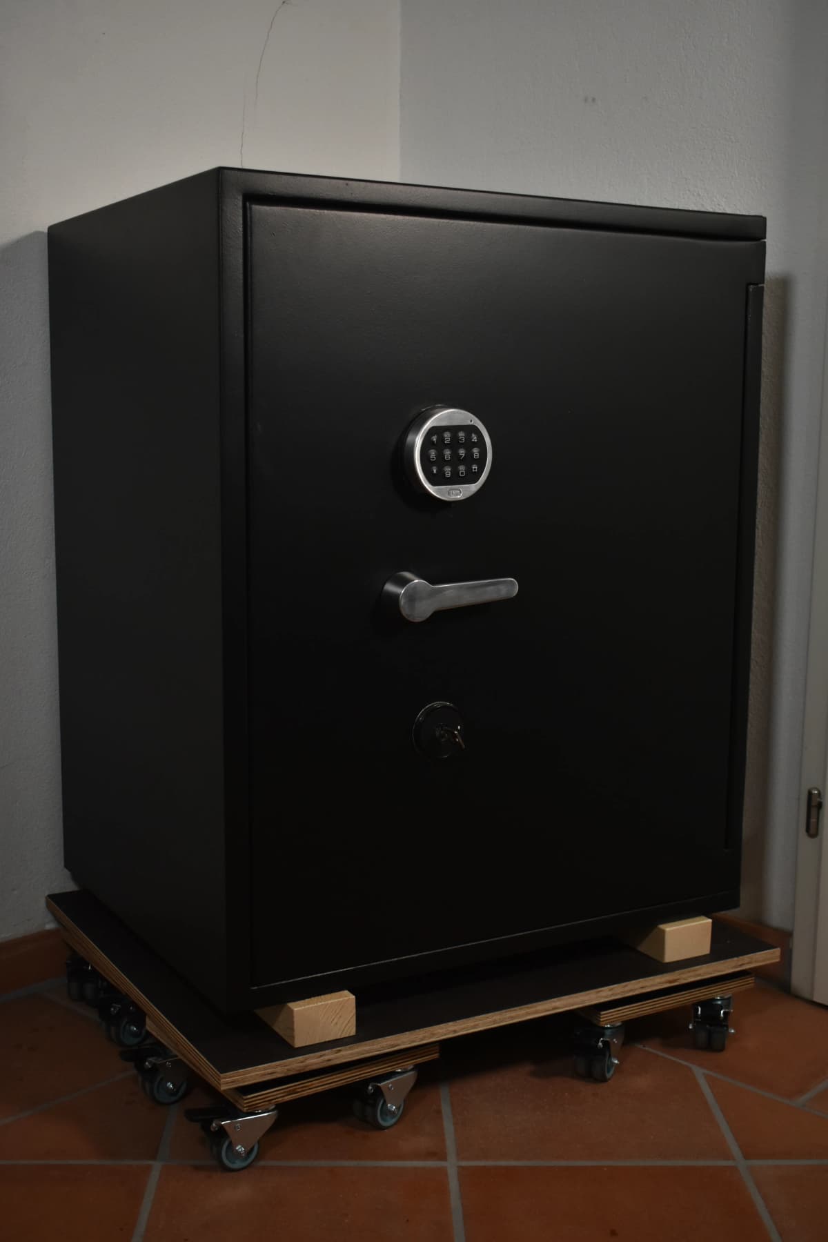 Aufbereiteter großer Tresor auf Rollwagen