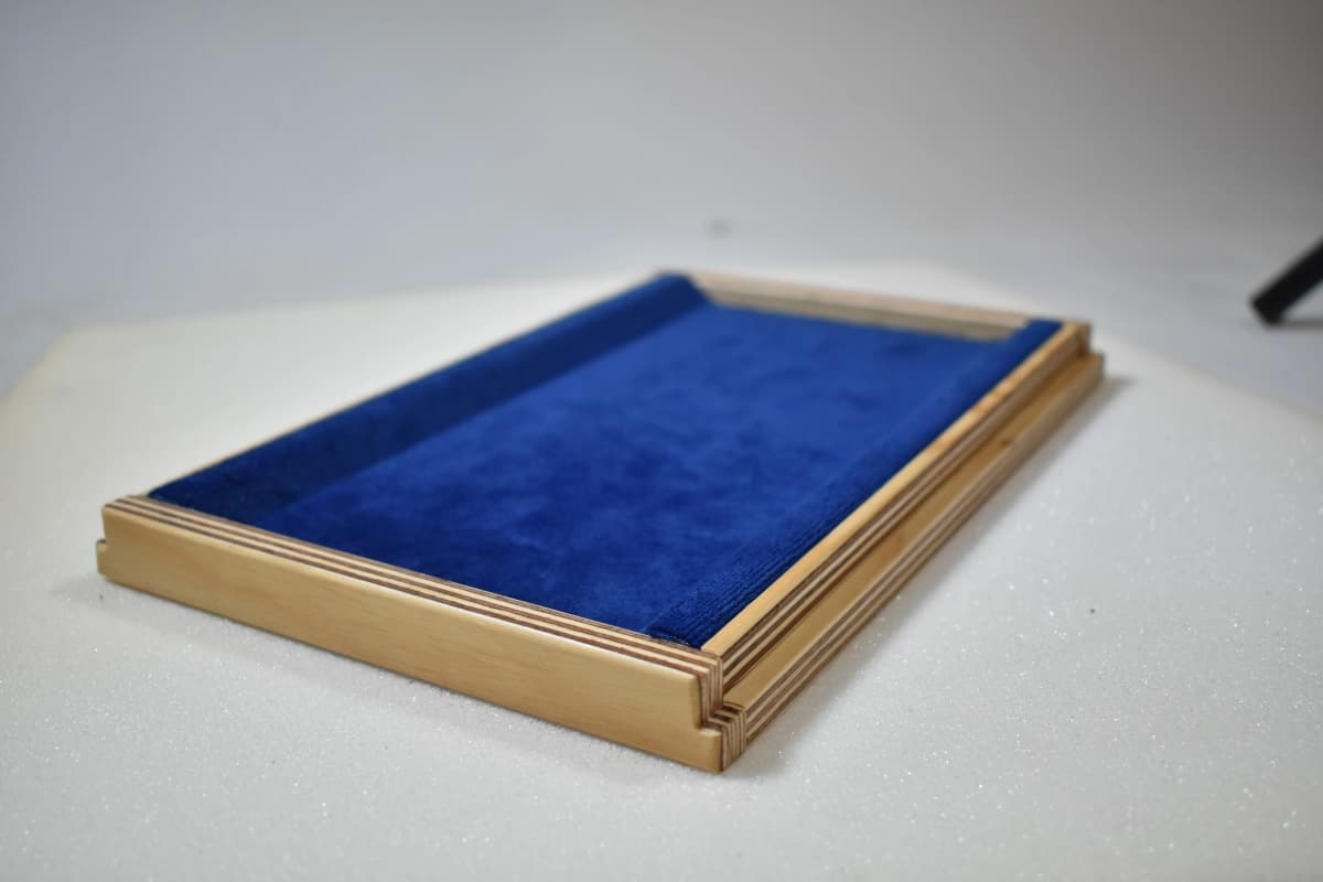 Detailaufnahme eines stoffbezogenen Ladenauszugs