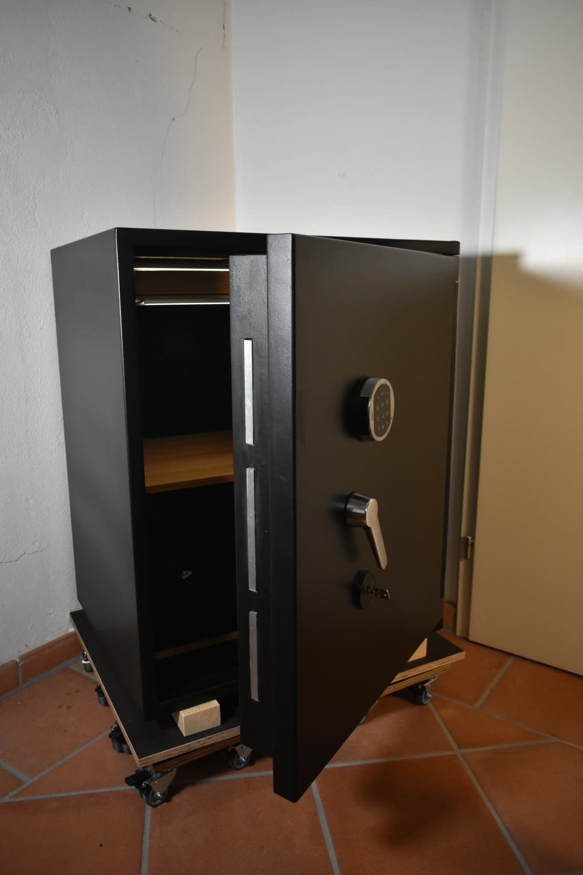 Großer aufbereiteter Tresor mit Kleiderstange und Regal