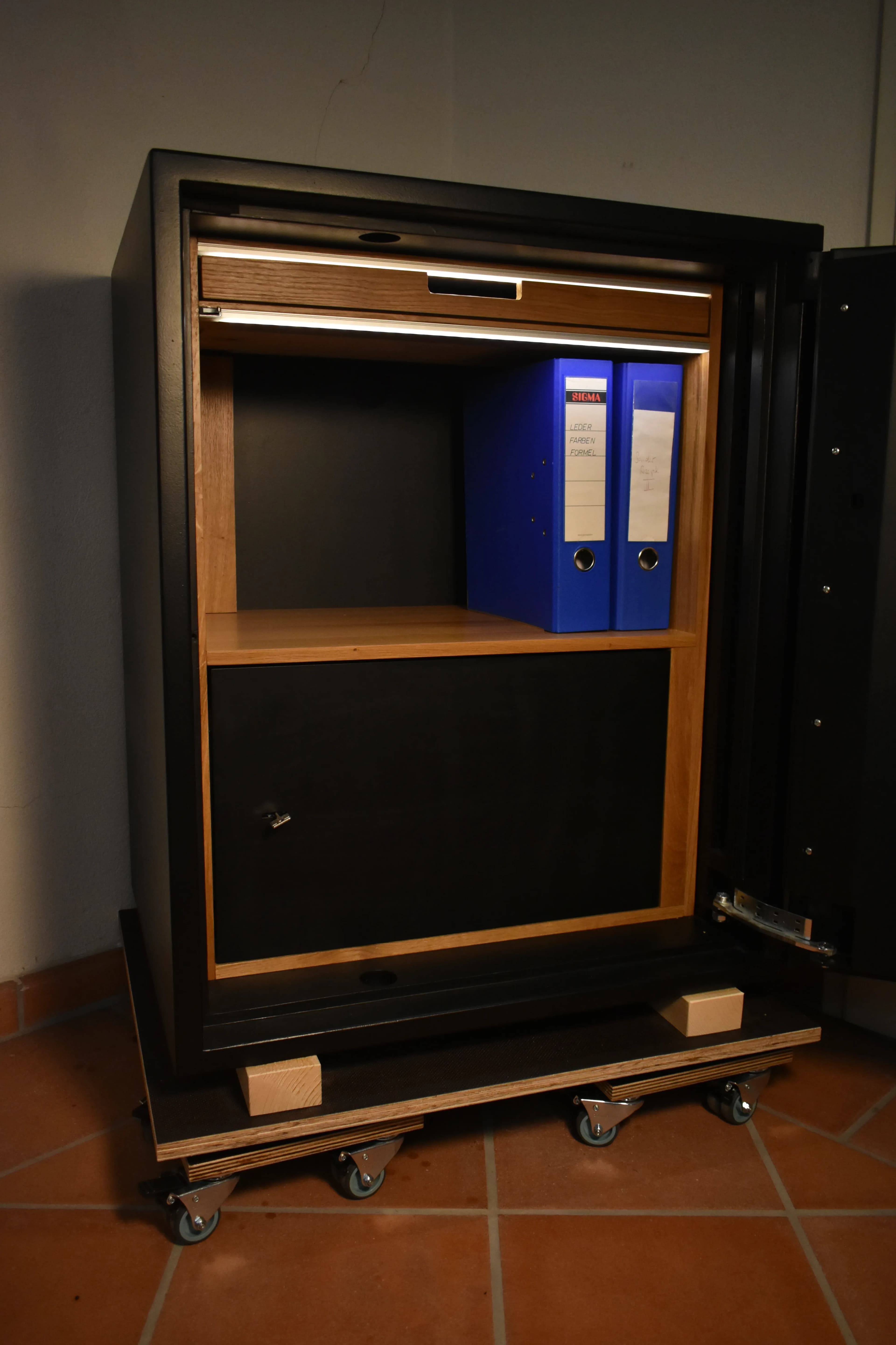 Großer Tresor mit maßgefertigter Holz-Innenausstattung, Laden und Ordnerfach