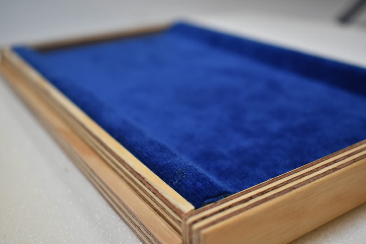 Flache Ablage mit blauem Stoffbezug — Nahaufnahme