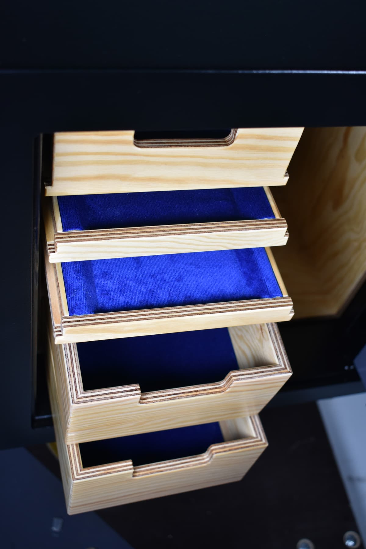 Verschiedene Laden mit blauem Stoffbezug — Detailansicht