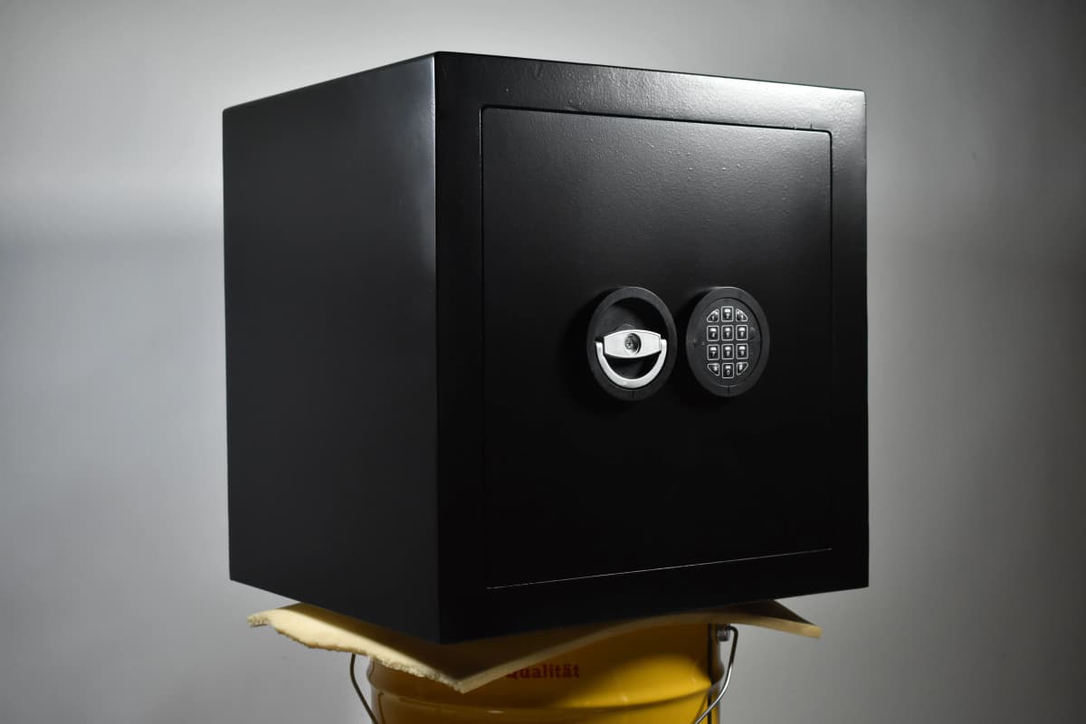 Fertig beschichteter Tresor — geschlossene Ansicht