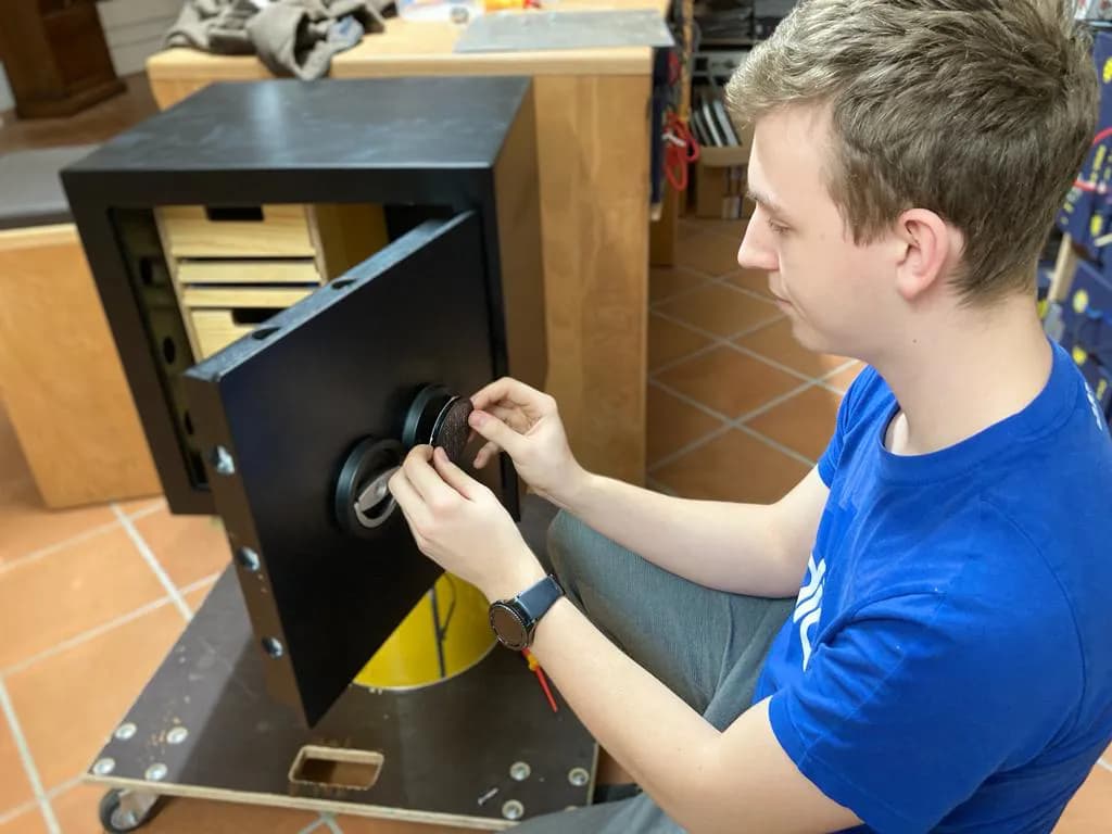 Luca bei der Arbeit am Tresor