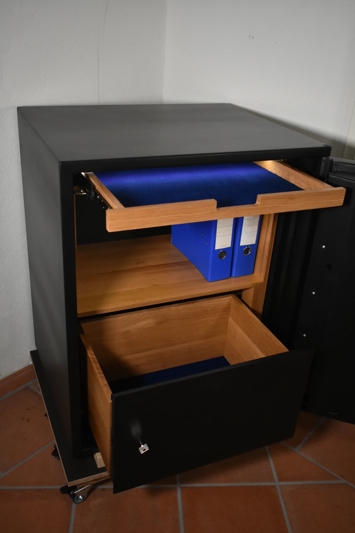 Großer Tresor mit Laden und Ordnerfach