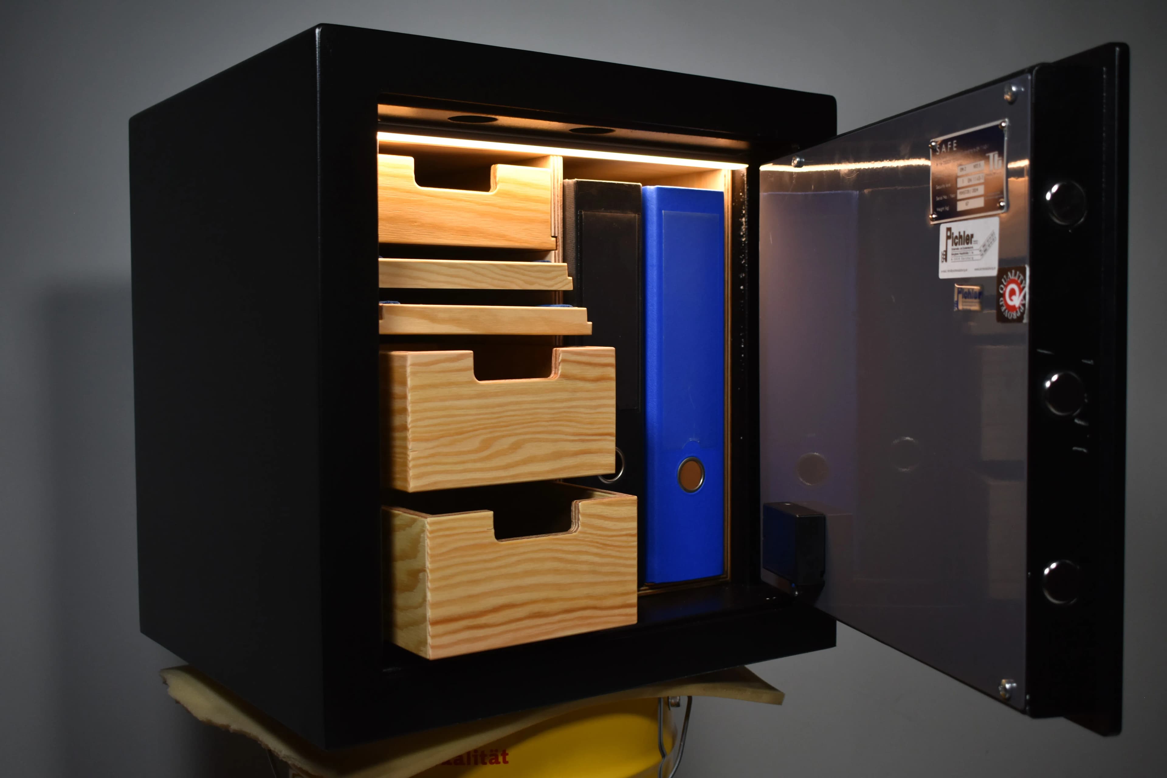 Offener Tresor mit maßgefertigter Holz-Ausstattung, Laden und LED-Beleuchtung