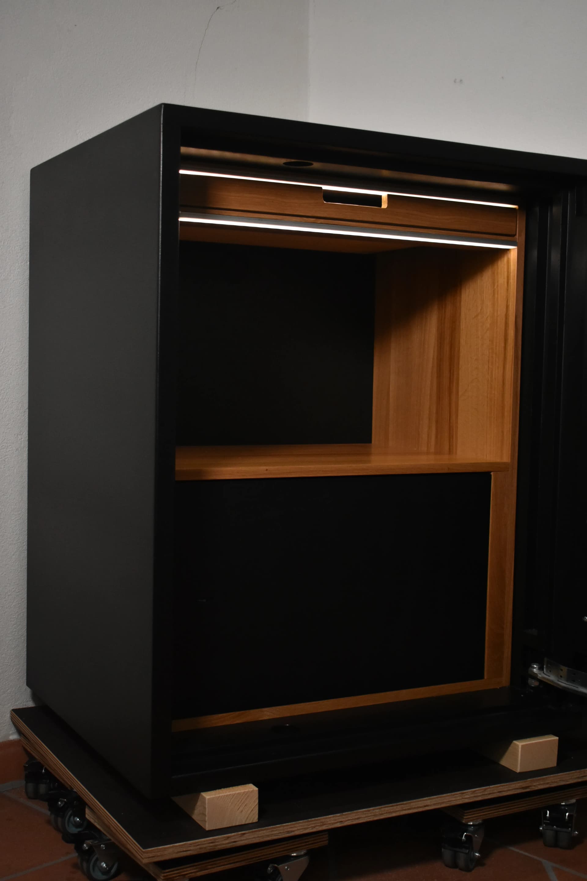 Tresor mit dunkler Holzausstattung und LED-Beleuchtung