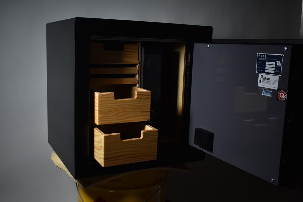 Tresor mit herausgezogenen Holzladen