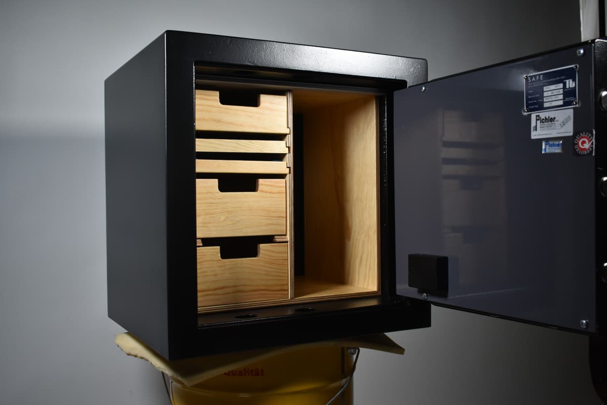 Tresor mit moderner LED-Beleuchtung und Holzausstattung