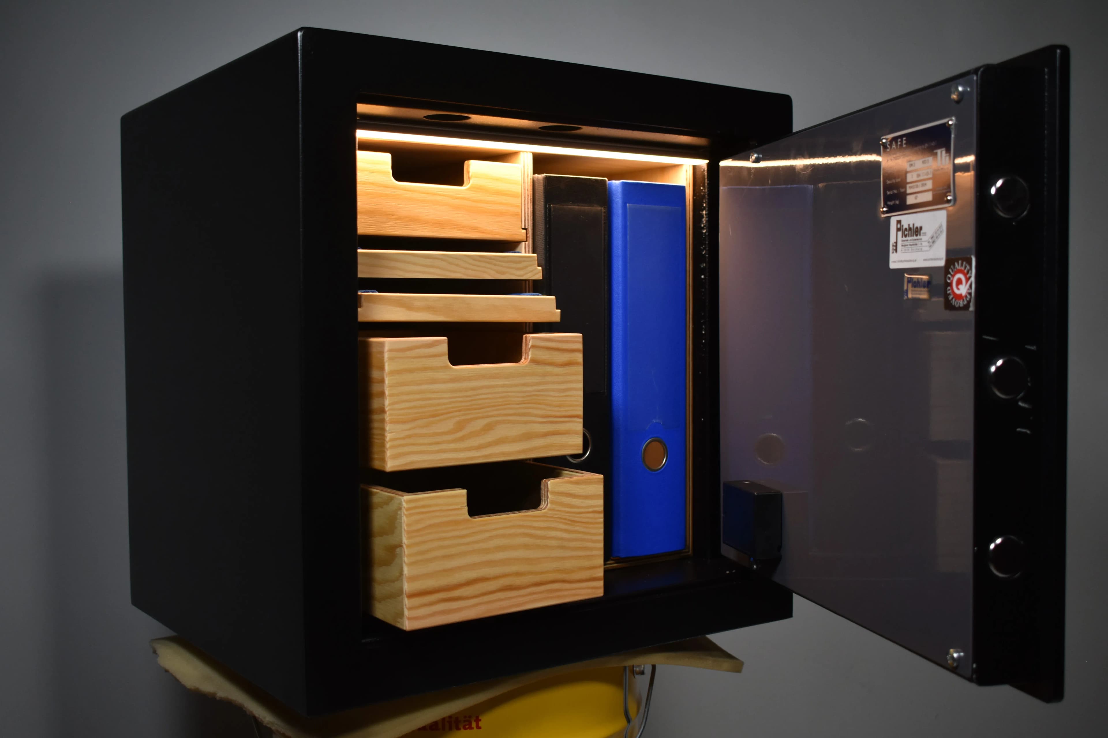 Tresor mit individueller Holz-Ausstattung und LED-Beleuchtung