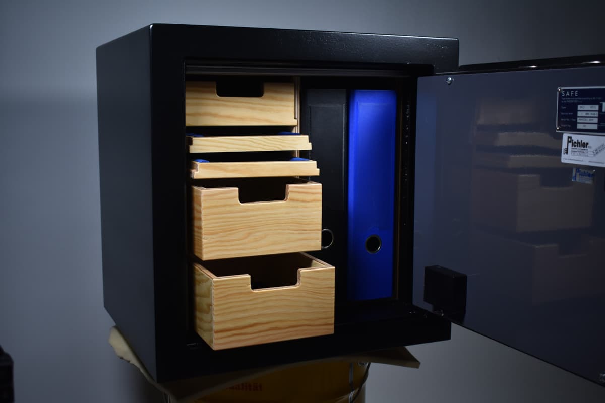 Frisch beschichtete Tresor-Innenfläche