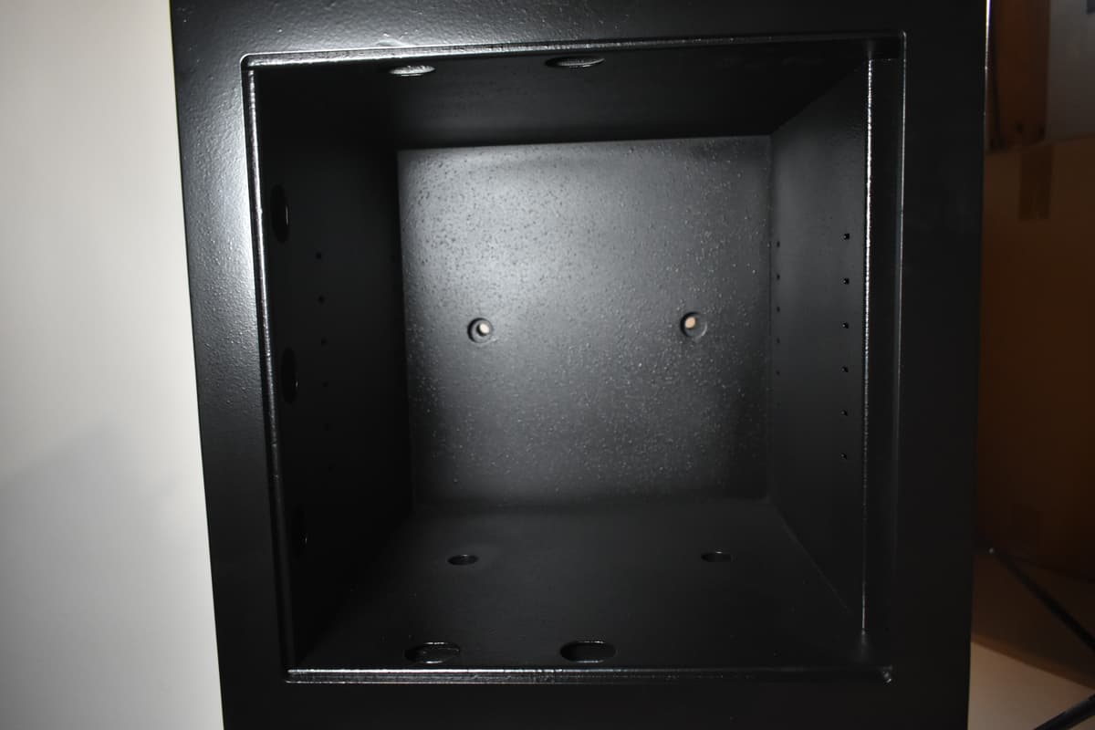 Frisch beschichtete Tresor-Innenseite mit Strukturlack